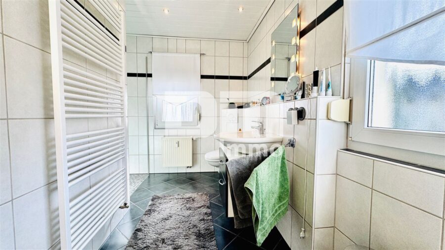 (R)eserviert!Ein- bis Zweifamilienhaus mit 2 Terrassen und Garage - OG Bad / Wanne / Dusche ebenerdig / Handtuchwärmer
